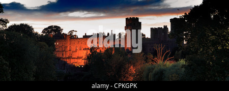 Crépuscule vue sur un château de Warwick sur la rivière Avon, dans le Warwickshire, en Angleterre, Grande-Bretagne, Royaume-Uni Banque D'Images