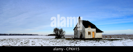 Une scène d'hiver glacial sur Canary Cottage, près de la ville de wisbech, Fenland, Cambridgeshire, Angleterre, Grande-Bretagne, Royaume-Uni Banque D'Images