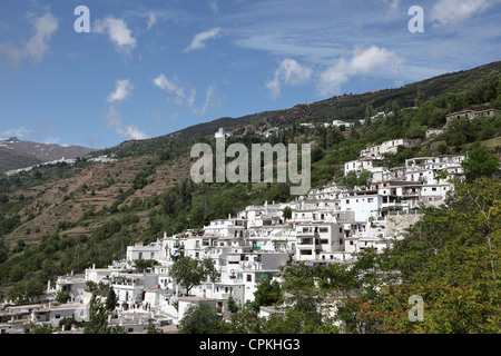 Village andalou blanc Pampaneira en Espagne Banque D'Images