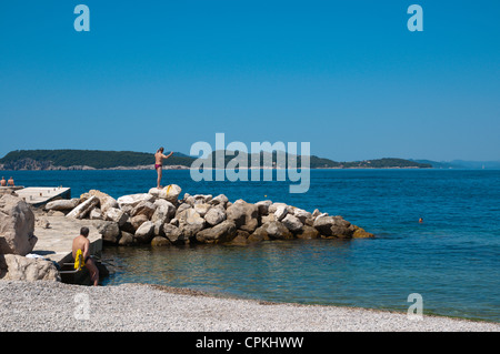 La plage de Copacabana, péninsule de Babin Kuk la ville de Dubrovnik Dalmatie Croatie Europe Banque D'Images