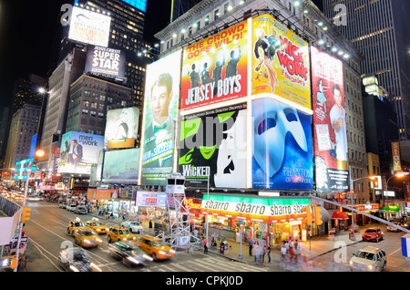 TImes Square Theatre des panneaux publicitaires le long de Broadway à New York City. Banque D'Images