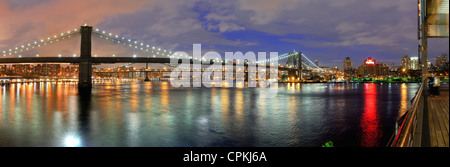 Le célèbre pont de Brooklyn enjambant la rivière de l'Est de Manhattan à New York City. Banque D'Images