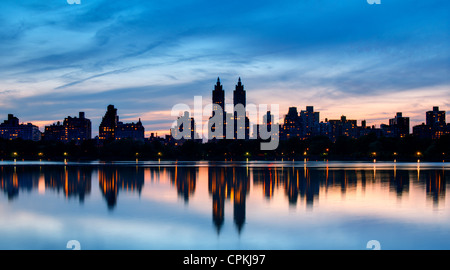 Des toits de bâtiments le long de Central Park West (vue de dessus Jackie Kennedy Onassis Reservoir dans la ville de New York. Banque D'Images