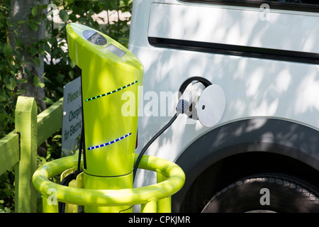 La recharge de batteries de voiture électrique à une borne de charge Banque D'Images