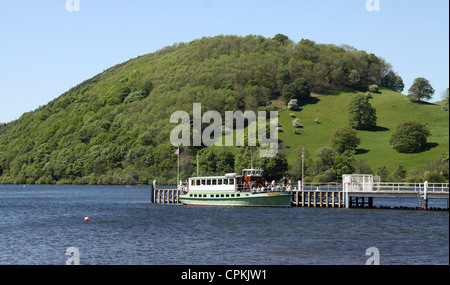 Bateau à vapeur sur le lac Ullswater, Lake District Banque D'Images