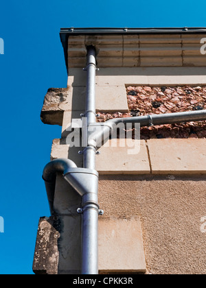 Corniche en pierre maison ancienne et nouvelle canalisation d'eau de pluie - Détail de la France. Banque D'Images