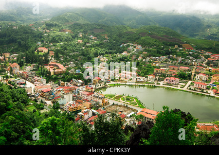 Vue aérienne de grappes de bâtiments niché dans la verte vallée de Sapa, Vietnam Banque D'Images