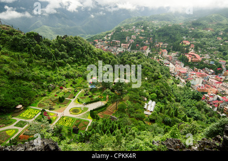 Vue aérienne de grappes de bâtiments niché dans la verte vallée de Sapa, Vietnam Banque D'Images