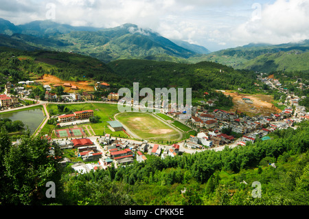 Vue aérienne de grappes de bâtiments niché dans la verte vallée de Sapa, Vietnam Banque D'Images