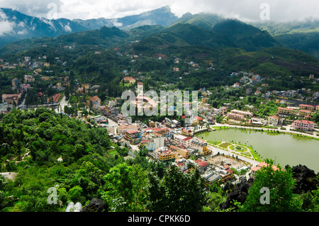 Vue aérienne de grappes de bâtiments niché dans la verte vallée de Sapa, Vietnam Banque D'Images