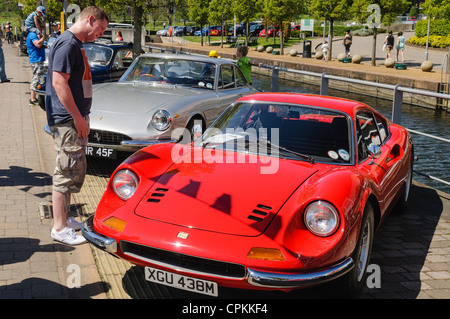 L'homme admire un 1969 Ferrari Dino 246 Banque D'Images