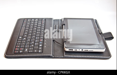 Tablet pc et pochette en cuir sur fond blanc Banque D'Images