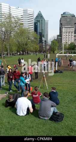 Les étudiants inscrits à l'examen d'ingénierie sur la pelouse à l'extérieur de l'Université McGill Montréal Ontario Canada Kathy DEWITT Banque D'Images