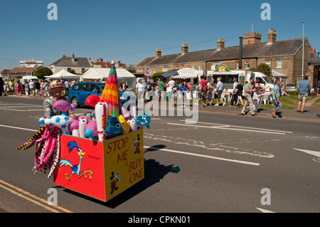 M'arrêter et acheter un panier d'être poussée le long de la rue par des femmes au cours du vendeur vieux Yarmouth Gaffer's Festival 2012, île de Wight. Banque D'Images