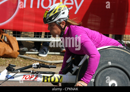 Diane Roy Canada dans le womens 2012 Virgin London Marathon en fauteuil roulant Banque D'Images