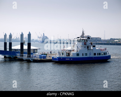 La borne des boucliers Ferry à South Shields transportant des passagers sur un service régulier de l'autre côté de la rivière Tyne à North Shields Banque D'Images