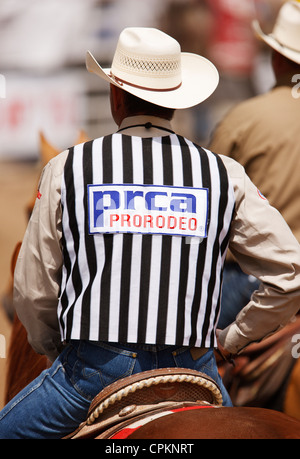 Professional Rodeo Cowboys Association officielles à la la 90th Annual Black Hills Roundup rodeo à Belle Fourche, Dakota du Sud. Banque D'Images