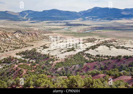 Large vallée semi-aride de Green River près de Browns Park ci-dessous Flaming Gorge Dam, en Utah, au début du printemps Banque D'Images