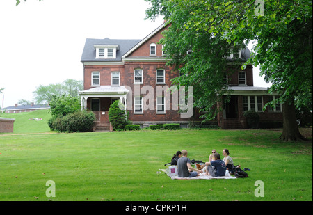 Les officiers de l'armée américaine vivaient autrefois dans les maisons de la rangée des Colonels à Governors Island, aujourd'hui un parc dans le port de New York. Banque D'Images