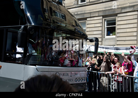 L'arrivée de l'équipe FC Coeurs suite à leur victoire en Coupe d'Écosse contre Hibs rivaux d'Édimbourg en mai 2012. Banque D'Images