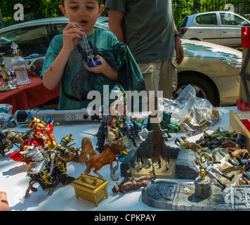 Paris, France, Evénements publics, vente de greniers de quartier, Brocante, vintage vide Grenier, jouets pour enfants, marchand de rue pour enfants, Boulevard Pereire Banque D'Images