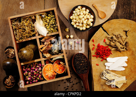 Médecine chinoise à base de plantes et de fleurs en bois sur plateau Banque D'Images