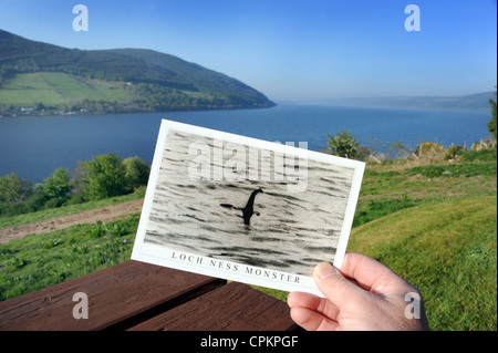 Carte postale montrant SOUVENIRS FAMEUX 'SURGEONS PHOTOGRAPHIE' DE LA LOCH NESS AVEC LE Loch Ness en Écosse EN ARRIÈRE-PLAN UK Banque D'Images