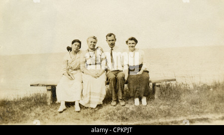 Vers 1905 photo, photo de famille sur la plage de l'océan en Bluff-Brant Rock, Massachusetts. Banque D'Images