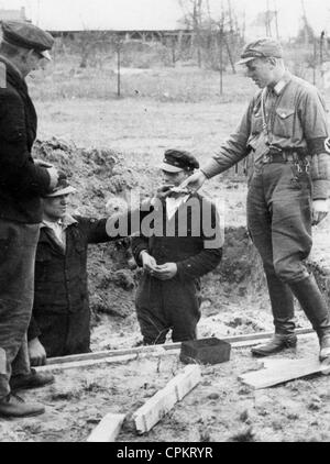 Détenus et gardiens de prison en camp de concentration de Dachau Banque D'Images