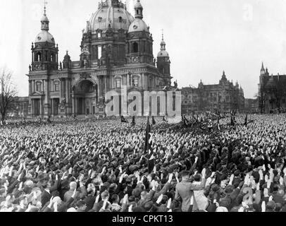 Rassemblement devant la cathédrale de Berlin, soutenant la candiature d'Adolf Hitler comme Reichspresident, 4 avril 1932 (photo n/b) Banque D'Images