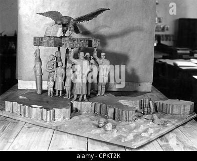 Sculpture en bois représentant la politique familiale des nazis, 1938 Banque D'Images