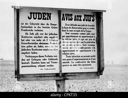 Signer l'interdiction aux juifs de saisir la région de l'occupation nazie de la France, mars 1941, (photo n/b) Banque D'Images