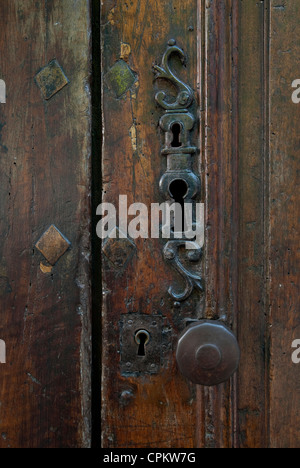 Trois trous sur la vieille porte de bois, Ardèche, France Banque D'Images