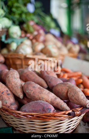 Des légumes bio pour la vente dans des paniers. Banque D'Images