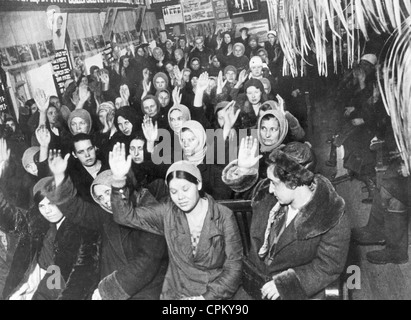 Paysan d'un village soviétique vote pour la collectivisation de leurs terres, 1930 Banque D'Images