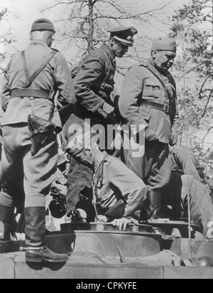 Les officiers finlandais inspection des réservoirs sur le front de l'Est, 1944 Banque D'Images