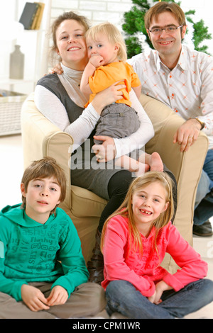 FAMILLE À L’INTÉRIEUR Banque D'Images