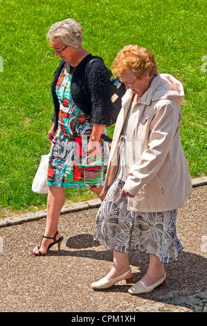 Vue de dessus de deux femmes âgées marcher le long trottoir - France. Banque D'Images