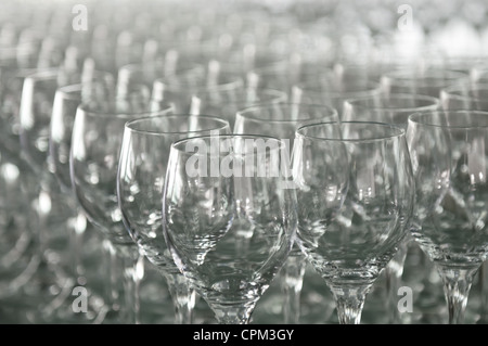 Un grand nombre de verres de vin dans une rangée Banque D'Images