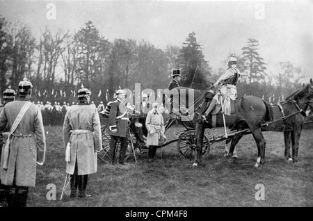 L'empereur Guillaume II a présenté une épée d'honneur d'Otto von Bismarck, 1895 Banque D'Images