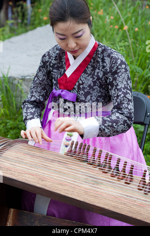 Une femme portant un kimono à koto 2012 Chelsea Flower Show. Banque D'Images