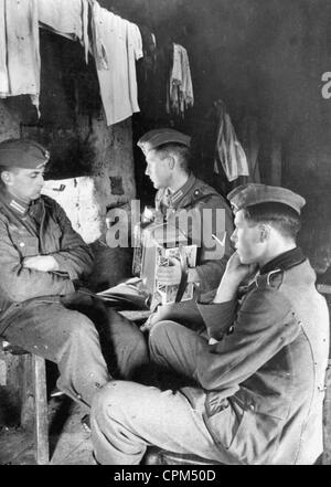 Soldats allemands dans l'hébergement sur le front de l'Est, 1941 Banque D'Images