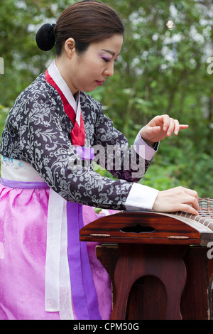 Une femme portant un kimono à koto 2012 Chelsea Flower Show. Banque D'Images