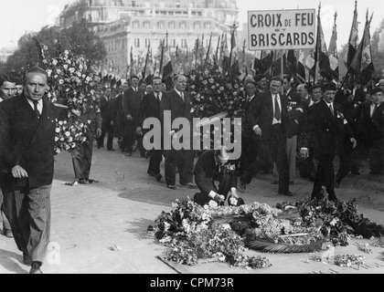 Le colonel de la Rocque Casimir pond une wreathe sur la tombe du soldat inconnu, 1935 Banque D'Images