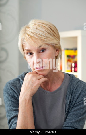 PORTRAIT DE -65 ans, FEMME Banque D'Images