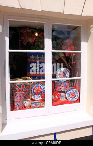 Goodies patriotique à vendre dans la fenêtre d'un shtore à Dunster Somerset Banque D'Images