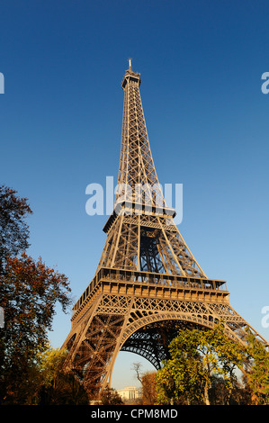 Voir à la Tour Eiffel depuis le Champ de Mars (Champ de Mars) Banque D'Images