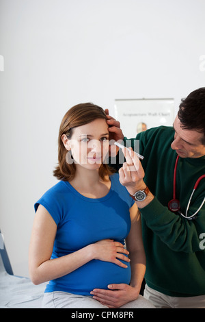 REFLEX SYMPT. Femme enceinte Banque D'Images