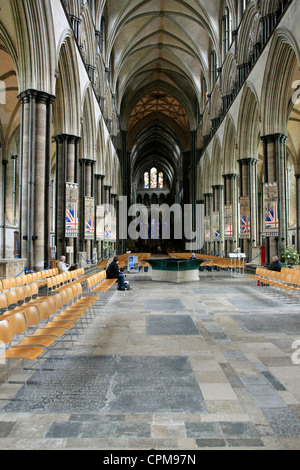 Vue de la nef à l'intérieur de la cathédrale de Salisbury Wiltshire Banque D'Images