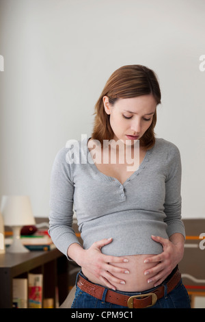 Femme enceinte, contraction Banque D'Images